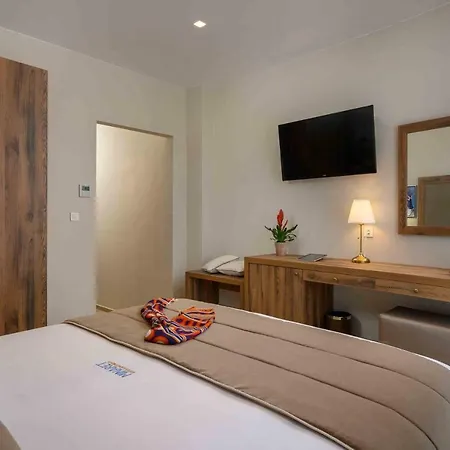 Minaret And Apartman Hriszí Aktí Haniá